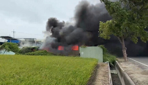 影/台南新營中古車材料行火警 恐怖「黑龍捲」直竄天際
