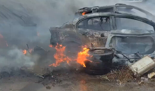 影/台南新營中古車材料行火警 恐怖「黑龍捲」直竄天際