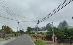 影/台南新營中古車材料行火警 恐怖「黑龍捲」直竄天際