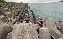 影/基隆釣客突倒臥消波塊無呼吸心跳 送醫搶救不治