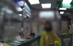 影/高雄婦穿雨衣、戴安全帽進郵局遭勸導 三字經飆行員