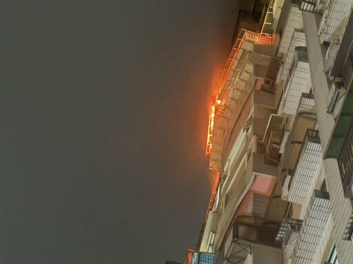 影/颱風天救不回來!八里「15層高樓大火」1女嗆死