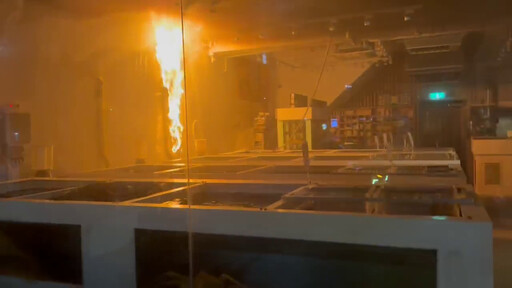 影/高雄知名連鎖生鮮超市大火！帝王蟹、龍蝦慘遭「隔水加熱」