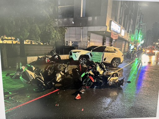 影/刷一整排保險公司！新店15車大規模慘烈事故