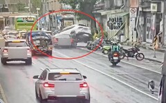 影/北市松山區轎車暴衝 連撞5車4人受傷