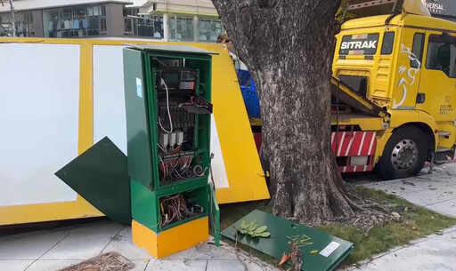 大貨車撞樹「車箱秒解體」 機車騎士遭波及送醫