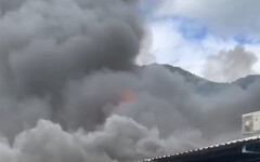 影/台東知本大火！惡火吞噬平房「延燒6屋」幸無傷亡