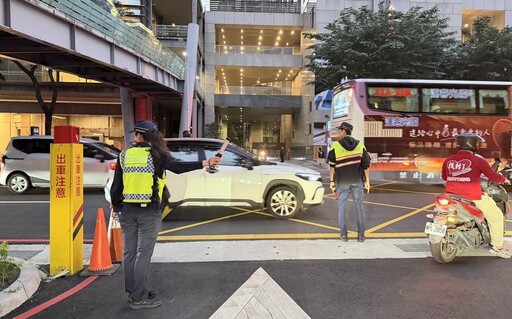 影/新北耶誕城今開城亮燈 警犬、騎警全出動交通智慧監控