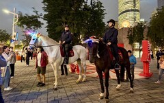 影/新北耶誕城今開城亮燈 警犬、騎警全出動交通智慧監控