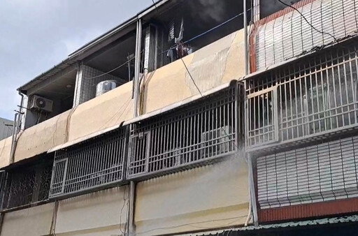 影/台南透天厝頂樓「火光沖天」!5戶遭波及 幸無人傷亡