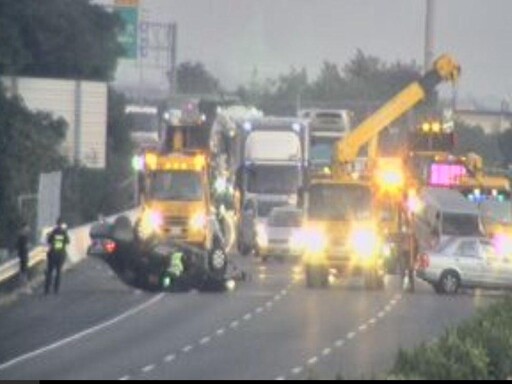 影/國1虎尾段3車追撞翻覆5傷 19歲男噴出車外慘死