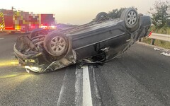 影/國1虎尾段3車追撞翻覆5傷 19歲男噴出車外慘死