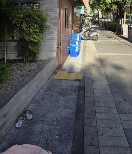台中東協廣場旁超商62歲男街友突暴斃 留下棉被、藍白拖