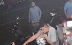 影/屏東知名鴨肉店遭惡煞砸店打人 竟因停車位糾紛