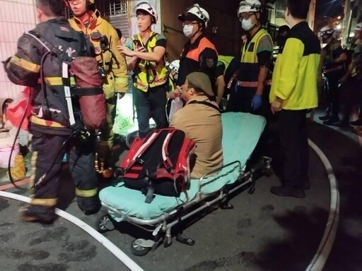 影/直擊!彰化公寓祝融「騎樓火光四射」 17人嚴重嗆傷送醫