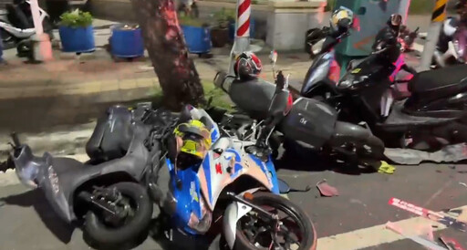 高雄73歲開車失控暴衝!撞翻待轉區8機車 8人受傷1人身亡