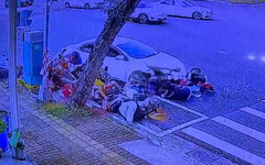 驚悚影像曝！7旬翁「把待轉區8機車當保齡球瓶撞」 女子速縮腳險遭輾