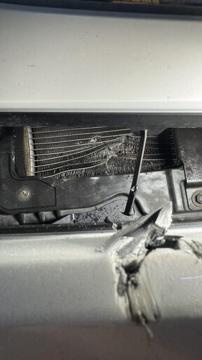 國1血滴子!小貨車「蓬架掉落」 害8輛車輾壓受損