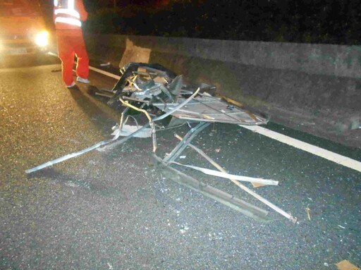 國1血滴子!小貨車「蓬架掉落」 害8輛車輾壓受損