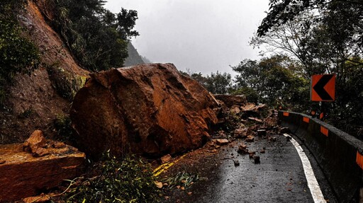 新北雙溪102線土石崩落雙向交通中斷！搶修通車時間曝