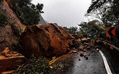 新北雙溪102線土石崩落雙向交通中斷！搶修通車時間曝