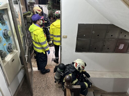 影/桃園醉漢吵架失控「開瓦斯洩憤」 警消破門壓制送醫