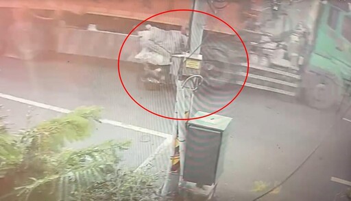 影/待轉才起步！南投砂石車闖紅燈撞倒拾荒婦 4人抬車救人