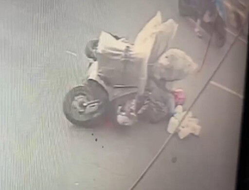 影/待轉才起步！南投砂石車闖紅燈撞倒拾荒婦 4人抬車救人