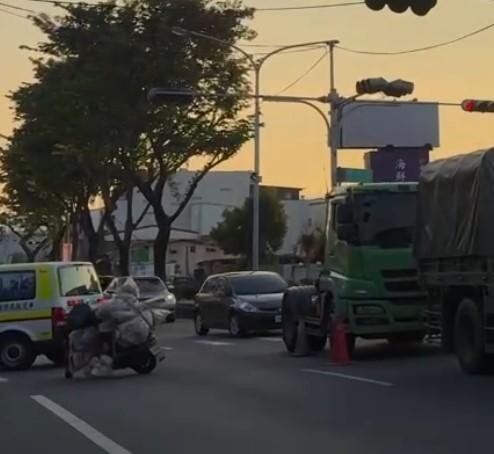 影/待轉才起步！南投砂石車闖紅燈撞倒拾荒婦 4人抬車救人