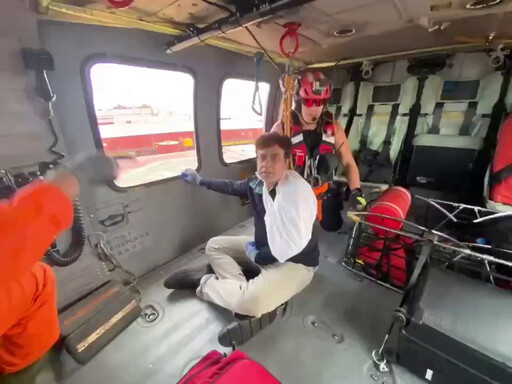 影/高雄外海「外籍船員受傷」!空勤直升機緊急降落貨輪救援