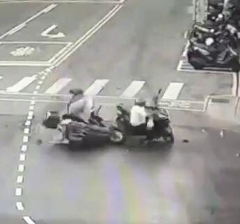 影/土城驚見超硬場面！2機車「高速路口撞一團」人全噴飛