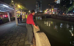 影/命懸一線！台中男「基隆墜河」警消搜救中