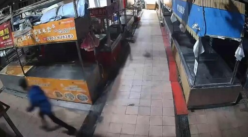 影/竹南菜市場廁所爆偷拍！監視器拍到「藍衣男」匆忙落跑