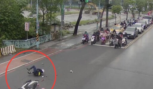 影/土城警處理完車禍騎車遭轎車撞飛 肢體擦傷送醫