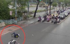 影/土城警處理完車禍騎車遭轎車撞飛 肢體擦傷送醫
