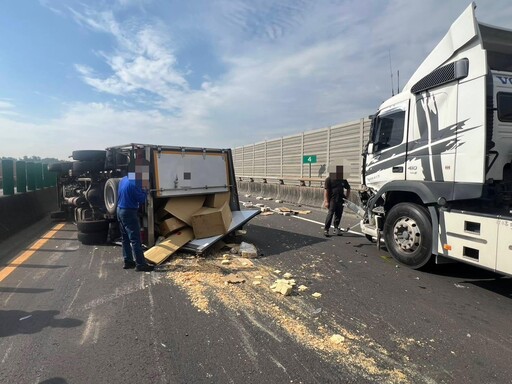 台88線曳引車變換車道釀禍！小貨車翻覆 1人輕傷