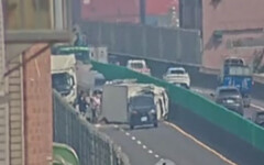 台88線曳引車變換車道釀禍！小貨車翻覆 1人輕傷