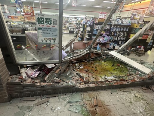 恐怖!嘉義76歲翁誤踩油門「開車撞進超商」 幸無死傷