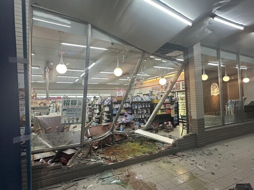 恐怖!嘉義76歲翁誤踩油門「開車撞進超商」 幸無死傷