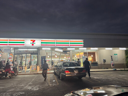 恐怖!嘉義76歲翁誤踩油門「開車撞進超商」 幸無死傷