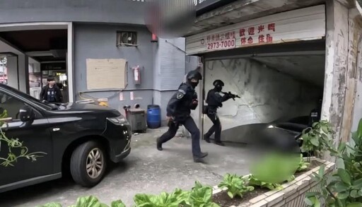 影/三重毒蟲「住旅館當家」躲查緝 警攻堅逮人起獲大量毒品