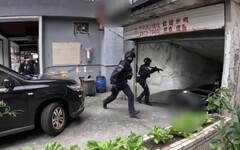 影/三重毒蟲「住旅館當家」躲查緝 警攻堅逮人起獲大量毒品