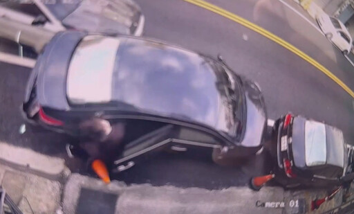 驚悚瞬間曝！桃園20歲駕駛突衝來 女車輛取物慘遭撞噴飛