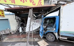 影/驚險！新竹小貨車遭推撞衝進小吃店 2婦嚇壞急逃