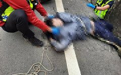苗栗16歲高中生無照騎車上學 路口對撞機車墜水溝命危