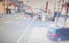 影/驚悚17秒！彰化阿公騎士「攔腰猛撞」大貨車 送醫不治