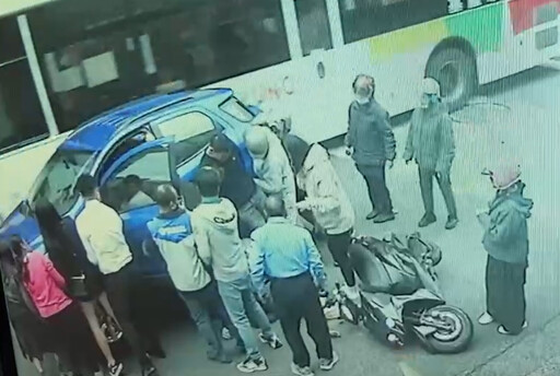 影/搶命瞬間！基隆48歲騎士「捲車底」 路人衝前抬車救人