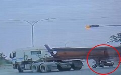 影/內輪差險釀禍！女騎士遭砂石車擦撞 連滾帶爬逃生