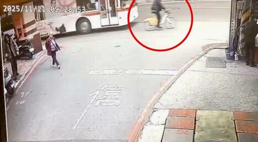 影/中和單車男不爽被叭攔公車 上車嗆司機乘客全傻眼