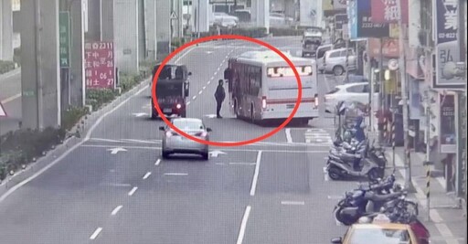 影/中和單車男不爽被叭攔公車 上車嗆司機乘客全傻眼